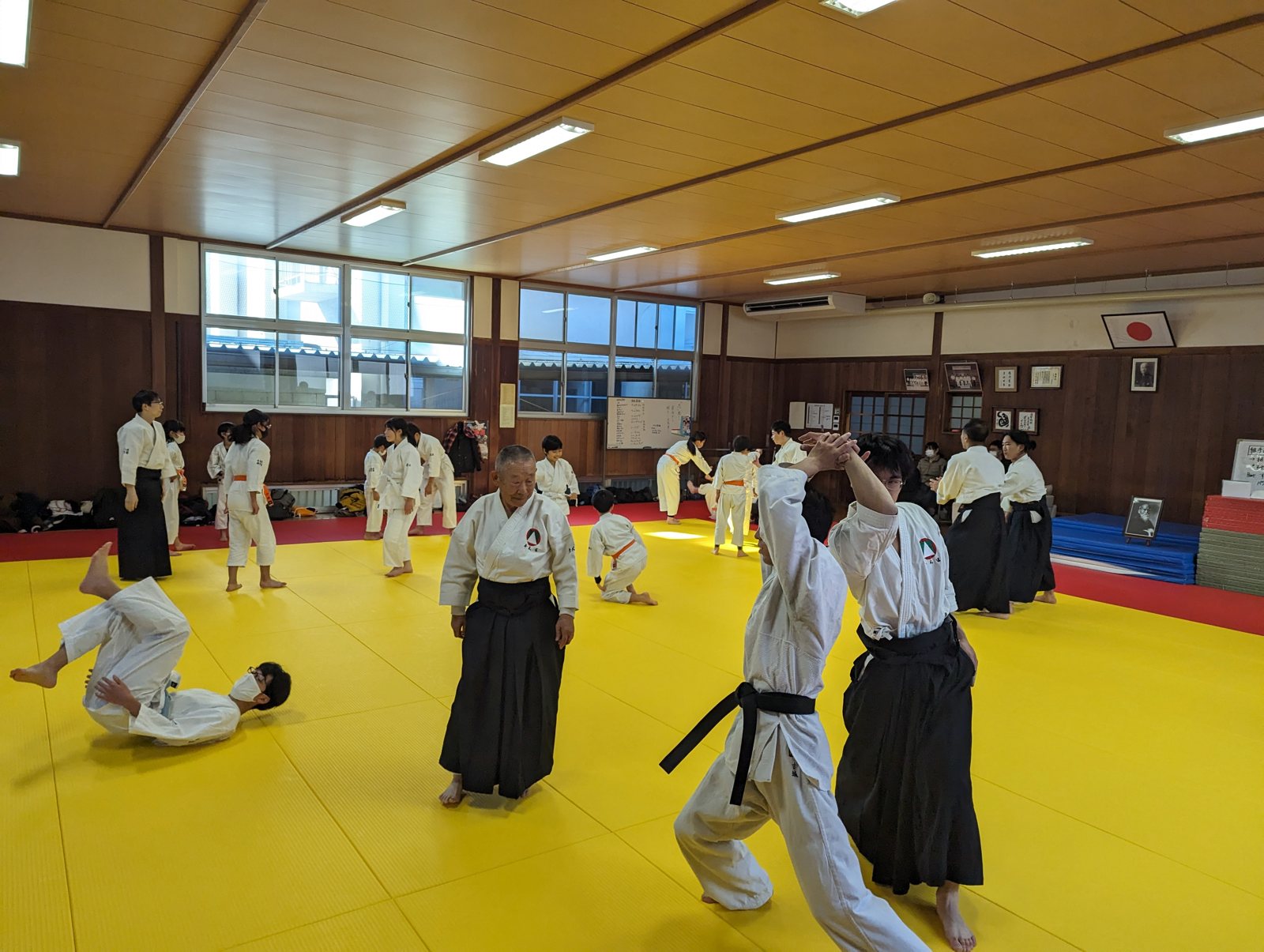 稽古納めで畳の上に集まる塾生たち。中央に久木田一郎師範