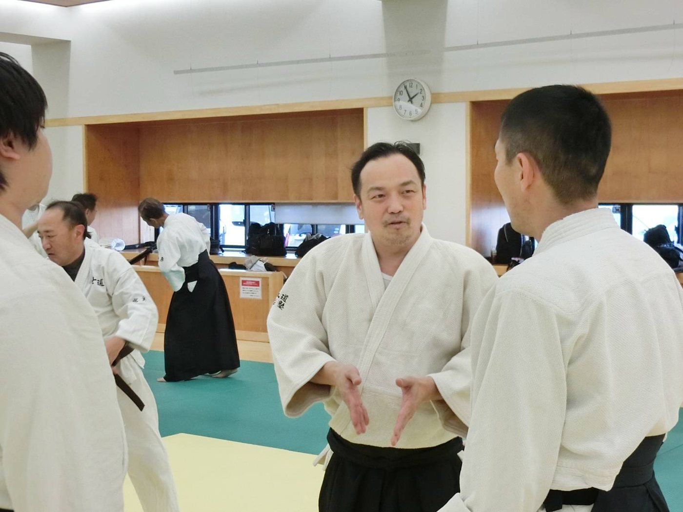 塾長が稽古の要点を説明している場面