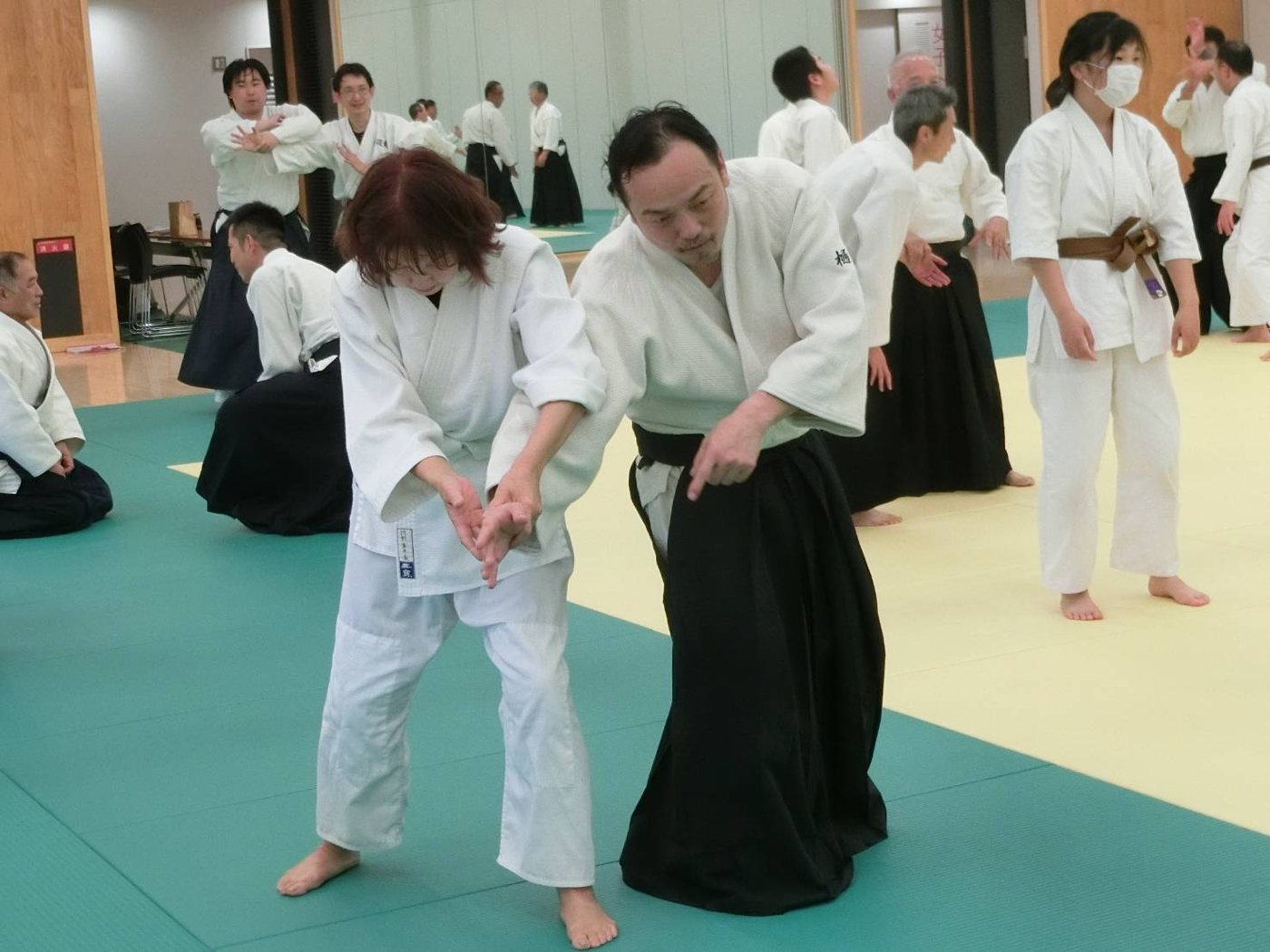 塾長が塾生に技の形を教えている場面